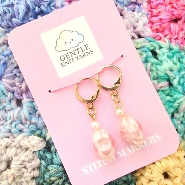 hand made set of 3 pink crystal and white pearl stitch markers with gold finish round lever clasp and fittings.